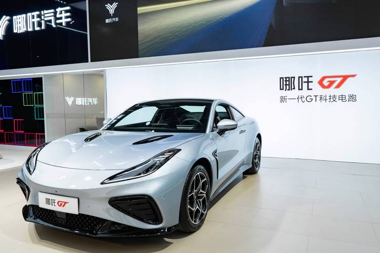 成都11哪吒汽车在智能汽车领域的表现，领途汽车在新能源汽车市场中的影响力